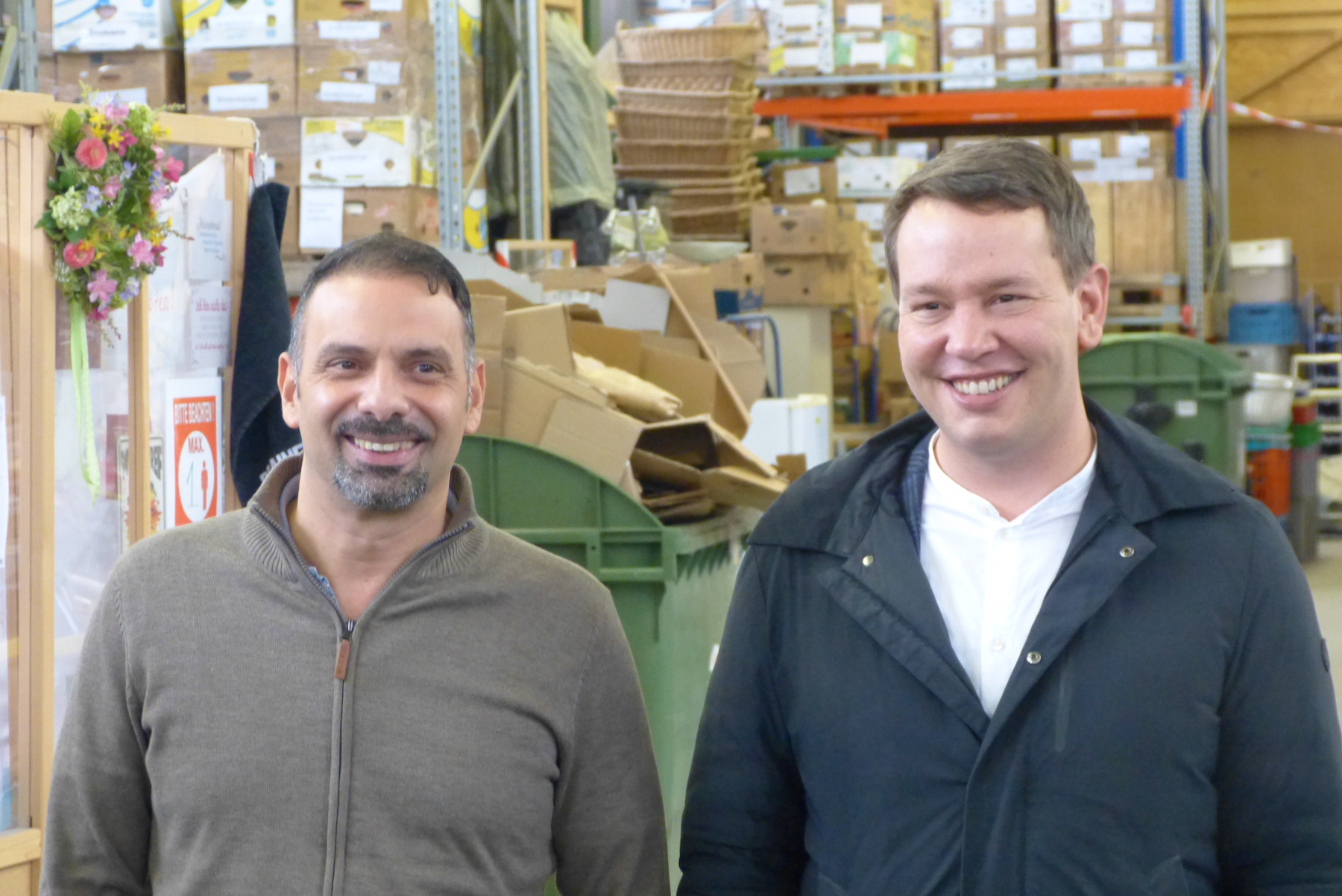 Der Landtagsabgeordnete Oliver Hildenbrand (rechts) mit Necdet Akalin, Leiter von Lager und Logistik