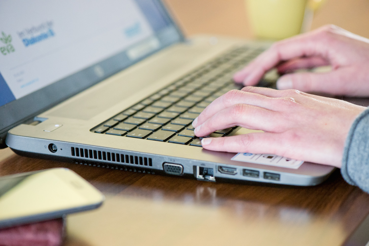 Hände auf einer Laptop-Tastatur Hände auf einer Laptop-Tastatur
