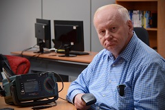 Ein Mann am Tisch mit einem Gerät für das E-Controlling