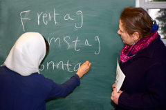 Zwei Frauen an einer Tafel