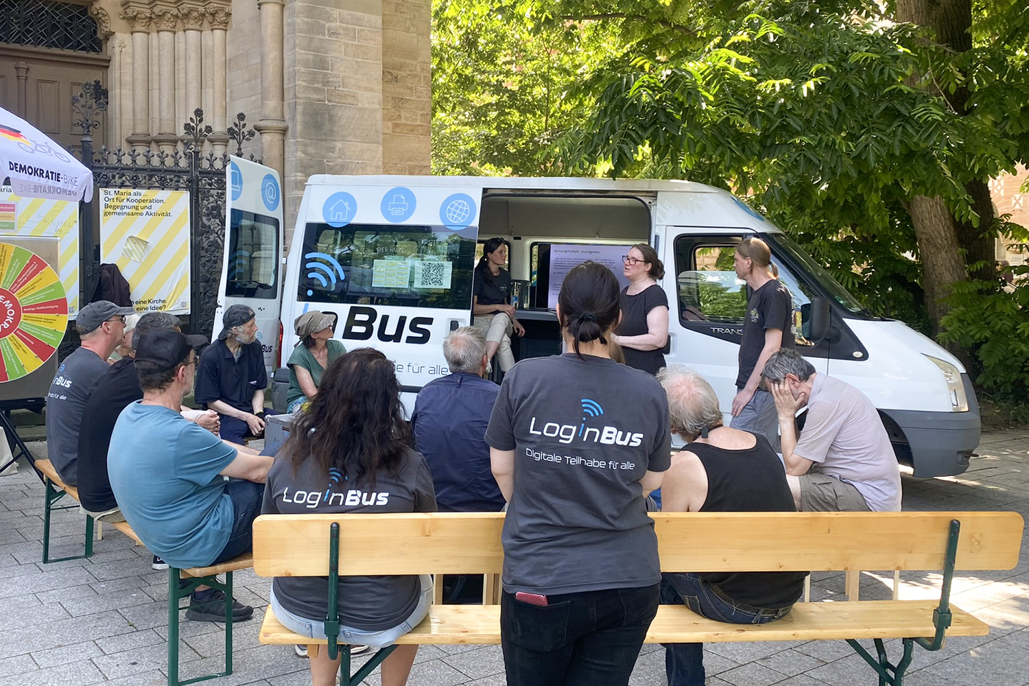 Der LogIn Bus vor der Kirche St. Maria