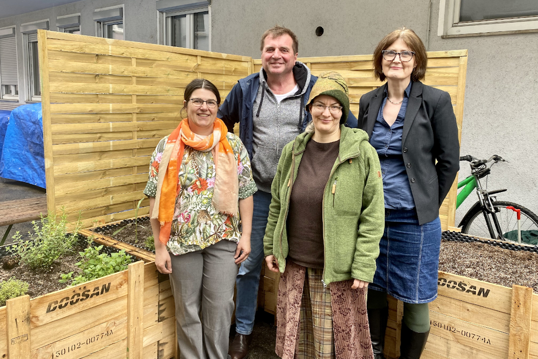 Das Organisationsteam: Carmen Jud, Hermann Camilli, Lidia Lupo und Ursula Weinberger vor den ersten bepflanzten Hochbeeten